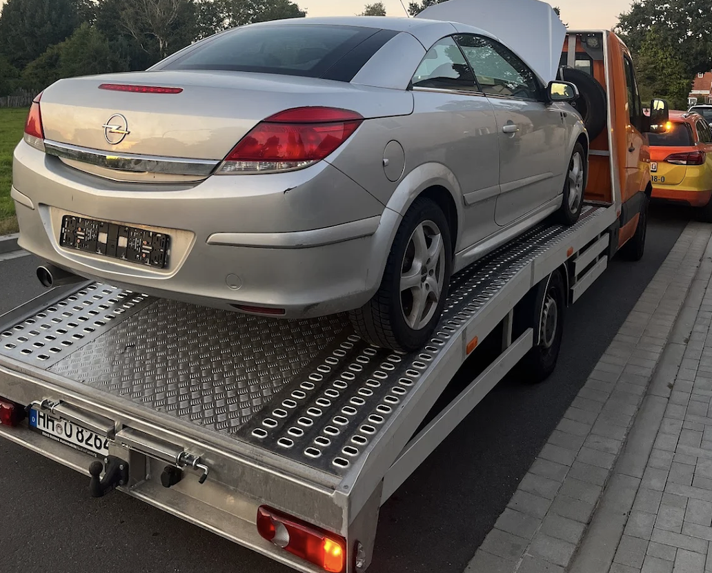 Ein bereits angekauftes Fahrzeug auf einem Abschleppwagen
